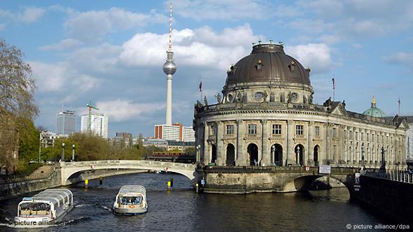 Berliner Museumsinsel mit Bodemuseum und Pergamonmuseum mit Spree im Vordergrund und Fernsehturm im Hintergrund