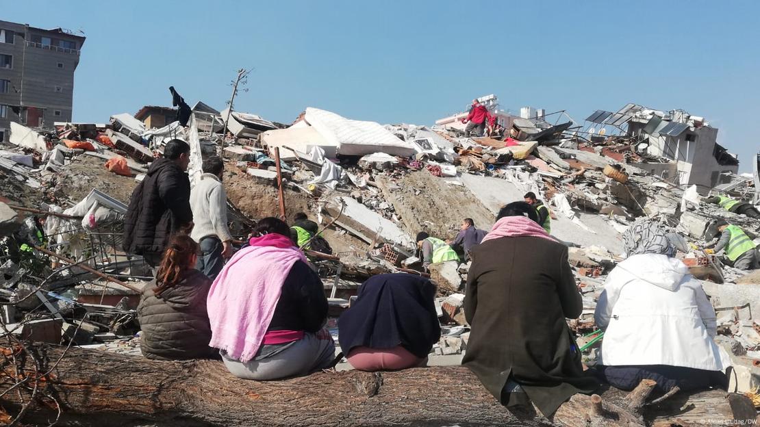Yakınları enkaz altında kalanlar, yıkılan binaların yanında bekliyor