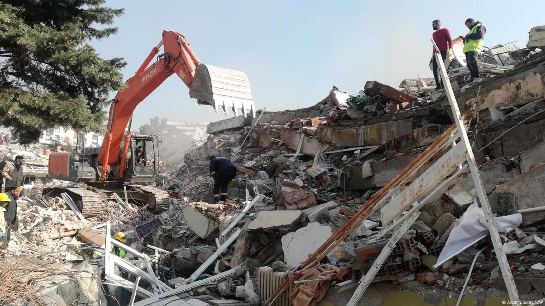 Hatay'da yıkılan binalardan birinde arama kurtarma çalışmaları Hatay'da yıkılan binalardan birinde arama kurtarma çalışmaları