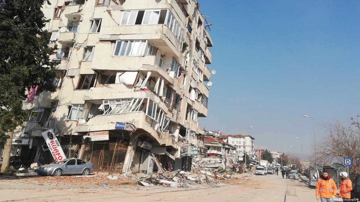 Недостатки при постройке домов - причина разрушений в Турции – DW –  10.02.2023