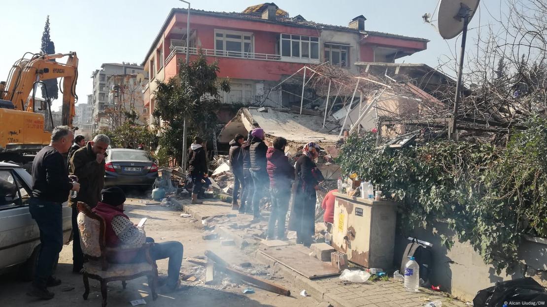Kentin merkezinde onlarca enkaza henüz girilemedi