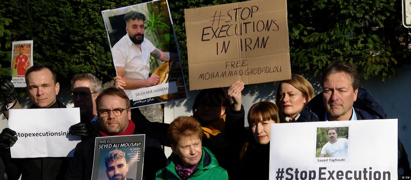 شماری از نمایندگان گرد‌‌آمده در برابر سفارت جمهوری اسلامی در برلین