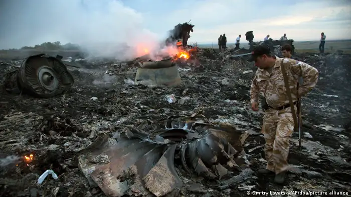 2014年7月17日，马来西亚航空MH17班级从阿姆斯特丹飞往马拉西亚吉隆玻机场途径靠近俄罗斯边界的乌克兰领空时，被一枚俄罗斯山毛榉导弹击落。机上283名乘客和15名机组成员悉数罹难。