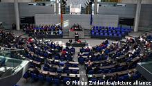 08.02.2023, Berlin: Bundeskanzler Olaf Scholz (SPD) gibt im Deutschen Bundestag eine Regierungserklärung zum bevorstehenden EU-Gipfeltreffen ab. Foto: Philipp Znidar/dpa +++ dpa-Bildfunk +++