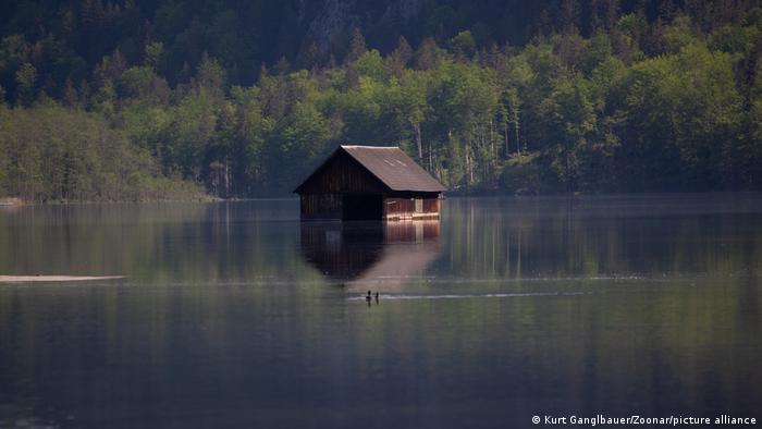 Eine Seehütte umgeben von Wasser.