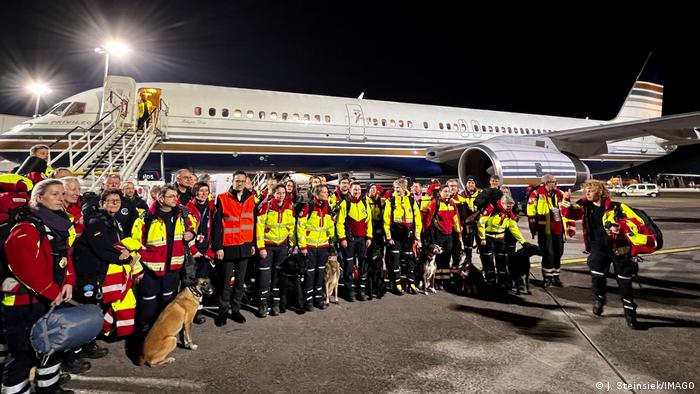 Ekipi i shpëtimit ISAR nga Gjermania para nisjes për në Turqi nga aeroporti Këln-Bon.