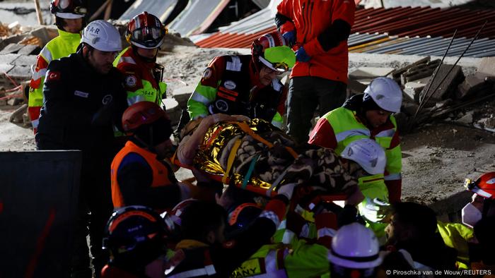 Ein Team der Organisation International Search and Rescue birgt eine Frau aus Trümmern im türkischen Kirikhan