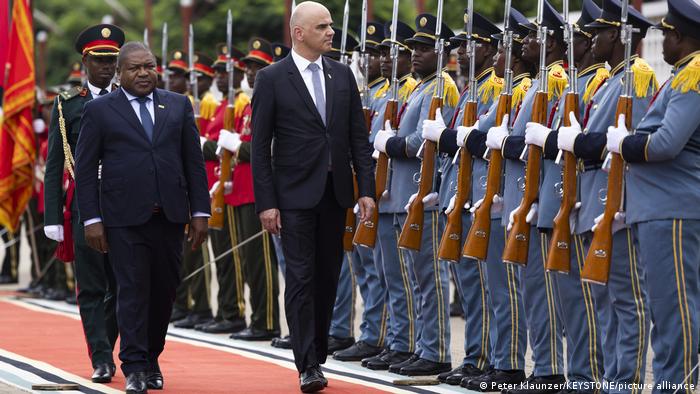 Ο Ελβετός πρόεδρος Αλέν Μπερσέ επιθεωρεί τιμητικό άγημα Ο Ελβετός πρόεδρος Αλέν Μπερσέ επιθεωρεί τιμητικό άγημα