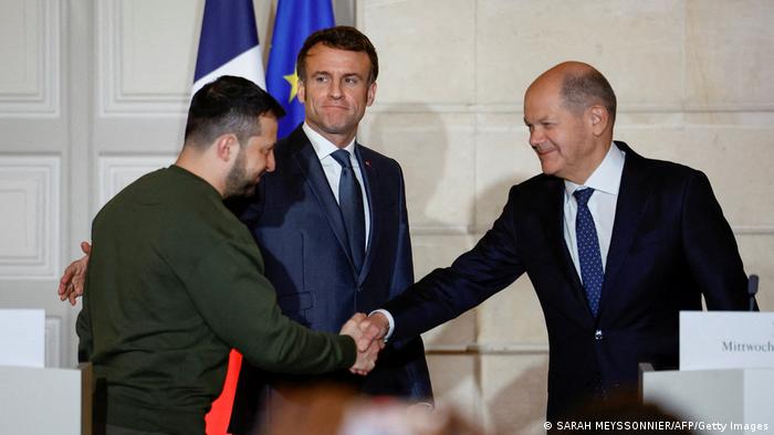 زيلينسكي خلال زيارته لباريس ولقائه بالرئيس الفرنسي ماكرون والمستشار الألماني شولتس