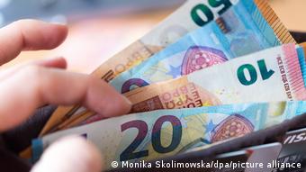 Τι μπορεί να αγοράσει μια οικογένεια 9 μελών με 1000 ευρώ;