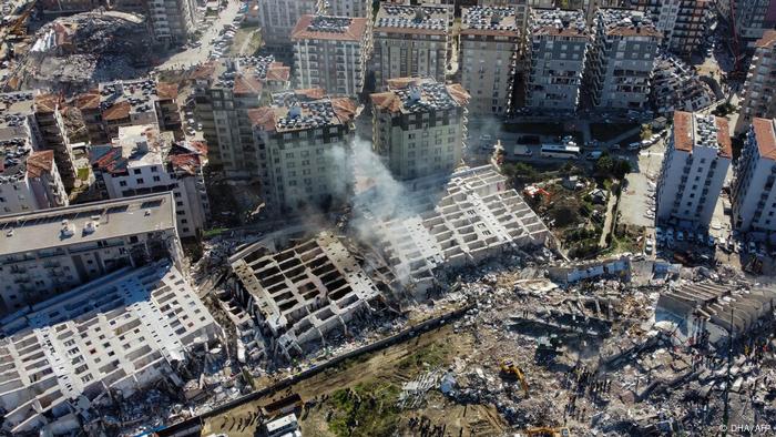 Luftaufnahme der Zerstörung nach dem Erdbeben in Hatay, Türkei