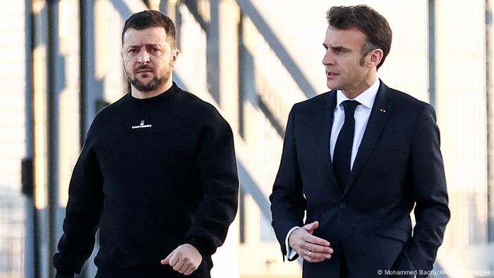 Los presidentes Volodimir Zelenski (izq.) y Emmanuel Macron, durante la cumbre de la UE en Bruselas. (Archivo: 09.02.2023)