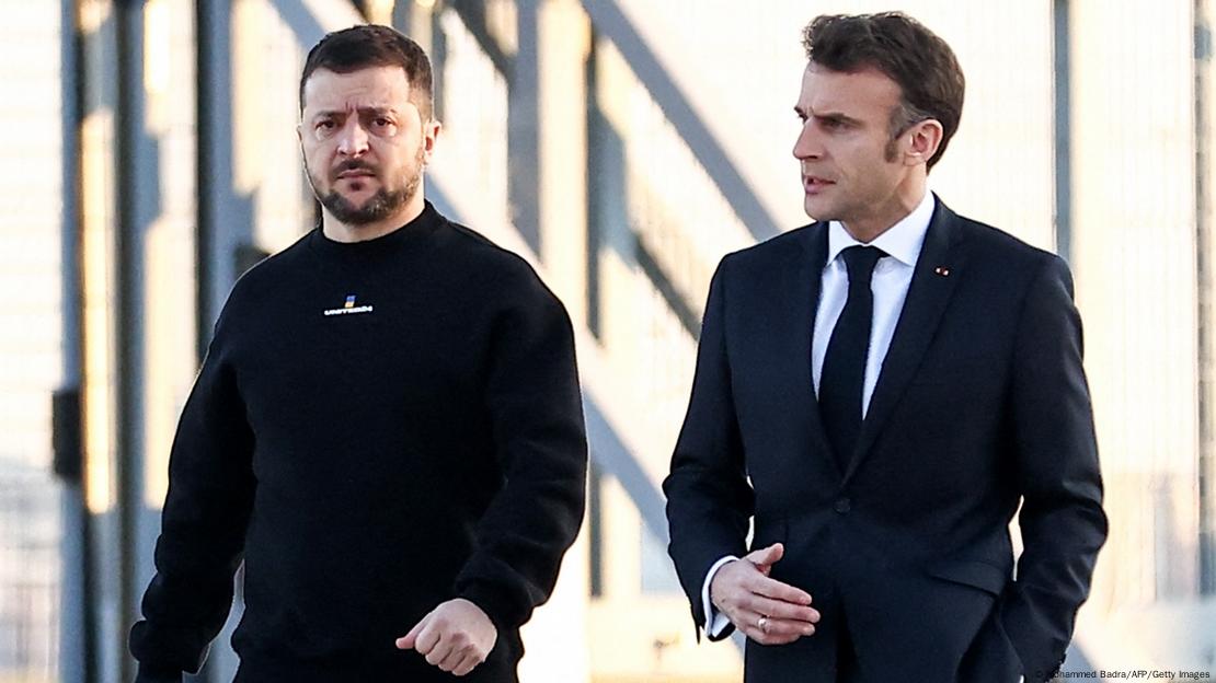 Wolodymyr Selenskyj und Emmanuel Macron laufen nebeneinander