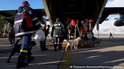 Греція відправила собак-рятувальників на місце катастрофи