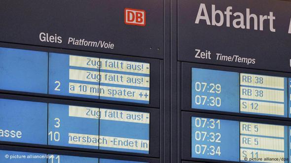 Bei der Deutschen Bahn informiert eine Tafel über Zugverspätungen und Ausfälle