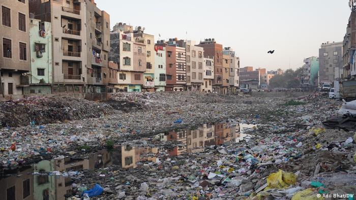 Müllverseuchter Kanal in Neu-Delhi: Der viele Müll lässt nur noch ein dünnes Rinnsal erkennen