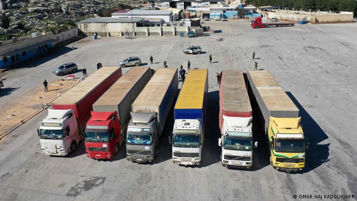 Sechs Lastwagen eines UN-Hilfskonvois für Syrien bei Bab al-Hawa 