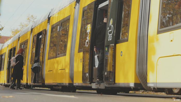 Eine Frau besteigt eine Berliner Tram