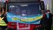 Strajkujący wieszają baner protestacyjny na autobusie Strajkujący wieszają baner protestacyjny na autobusie