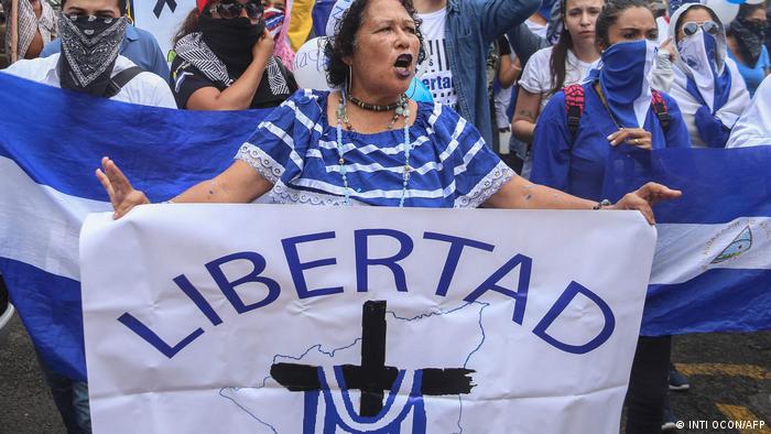 Presos políticos de Nicaragua: alegría por su liberación, tristeza por su  destierro | Las noticias y análisis más importantes en América Latina | DW  
