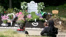***Archivbild: 24.6.2021***Eine muslimische Mutter besucht mit ihren Kindern das Grab ihrer Mutter auf dem islamischen Gräberfeld am Hallo-Friedhof. Das Bestattungsfeld stößt coronabedingt an Kapazitätsgrenzen.