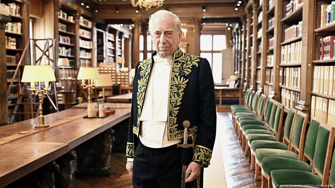 Mario Vargas Llosa com traje da Academia Francesa de Letras em uma biblioteca Mario Vargas Llosa com traje da Academia Francesa de Letras em uma biblioteca
