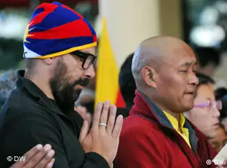 3月10日,达赖喇嘛在达兰萨拉发表讲话,僧众虔诚倾听