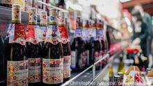 Flaschen des «Beaujolais nouveau» stehen am Tag der offiziellen Veröffentlichung des Weines in einem Geschäft. Mit «Le Beaujolais nouveau est arrivé» feierten Weinliebhaber das seit Jahrzehnten begangene Ritual. Japan ist einer der Hauptabnehmer der Flaschen aus dem Ausland. +++ dpa-Bildfunk +++