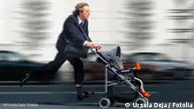 Mann im Anzug rennt mit einem Kinderwagen