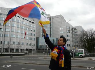 Wani matashi ɗauke da tutar yankin Tibet