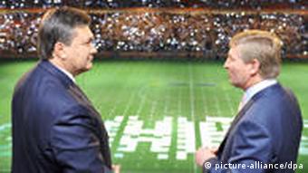 Президент Янукович и бизнесмен Ахметов на стадионе