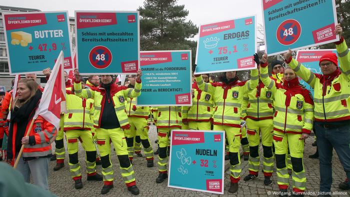 Protestaktion von Mitarbeitern des Öffentlichen Dienstes zum Auftakt der Tarifverhandlungen