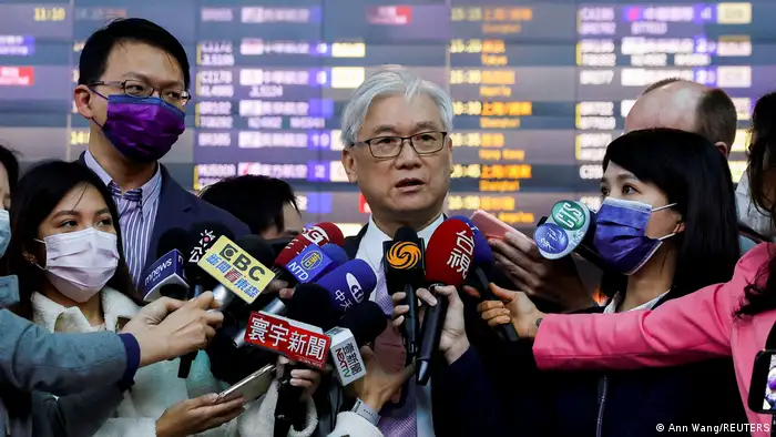 夏立言启程时在台湾桃园机场接受媒体采访。