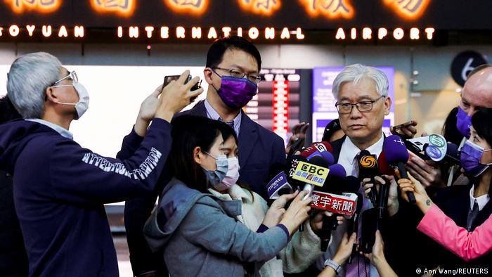 夏立言启程前往北京时在台湾桃园机场接受媒体采访（图）