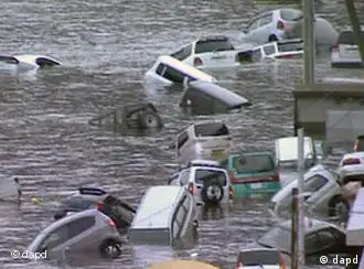 发生海啸后大海中漂浮的汽车