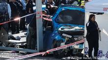 Auto fährt in Jerusalem in Menschenmenge