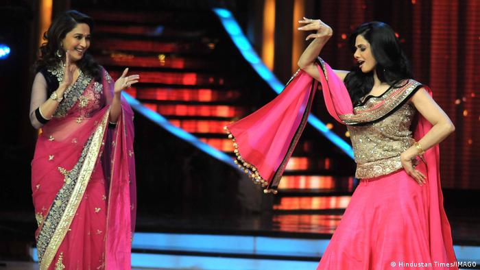 Zwei Frauen in Saris tanzen auf der Bühne 