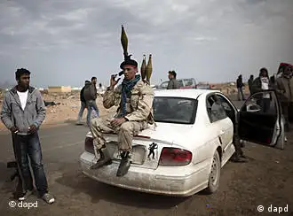 反对派一名武装人员坐在一辆汽车的尾部