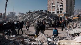 Türkei | Erdbeben | Suche nach Verschütteten in Kahramanmaras
