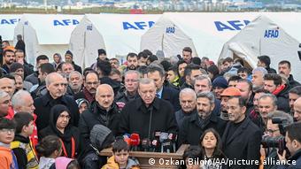 Ο Ερντογάν εκφωνεί ομιλία στο σεισμόπληκτο Αντιγιαμάν. Ο Ερντογάν εκφωνεί ομιλία στο σεισμόπληκτο Αντιγιαμάν.