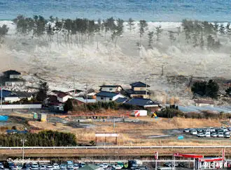 Waves of tsunami hit residences after a powerful earthquake in Natori, Miyagi prefecture (state), Japan, Friday, March 11, 2011. The largest earthquake in Japan's recorded history slammed the eastern coast Friday. (Foto:Kyodo News/AP/dapd) JAPAN OUT, MANDATORY CREDIT, FOR COMMERCIAL USE ONLY IN NORTH AMERICA