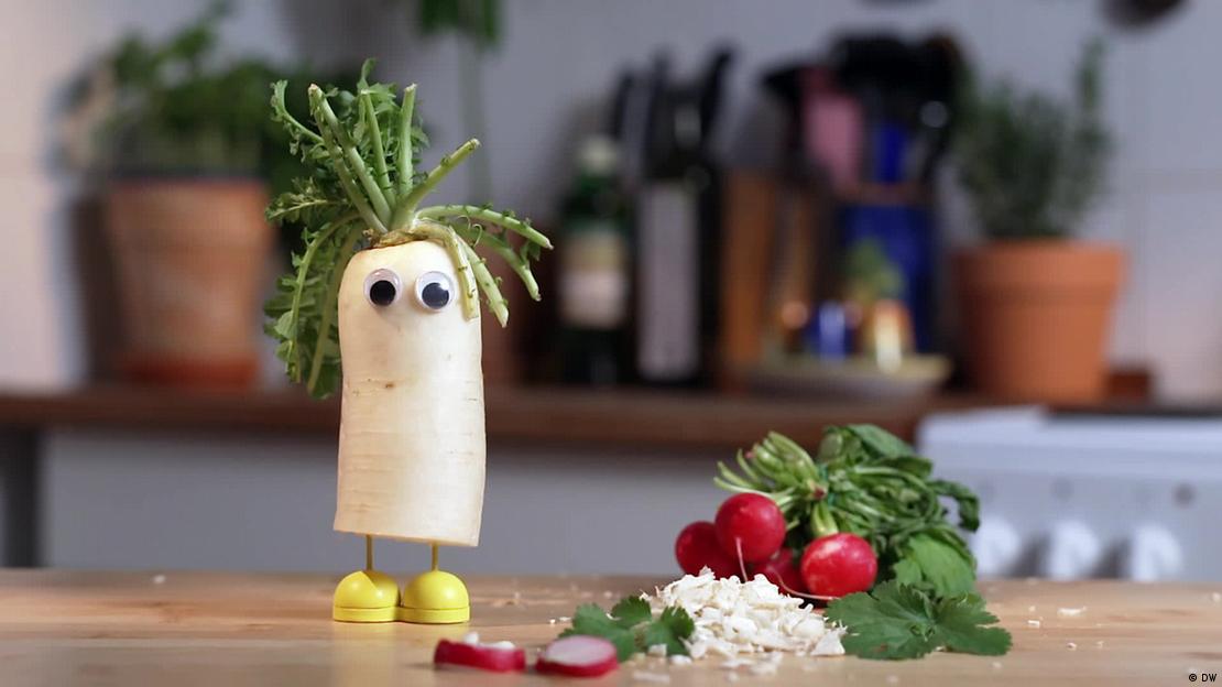 Üzerine göz ve ayak işlenmiş turp parçası ile kırmızı turp demeti