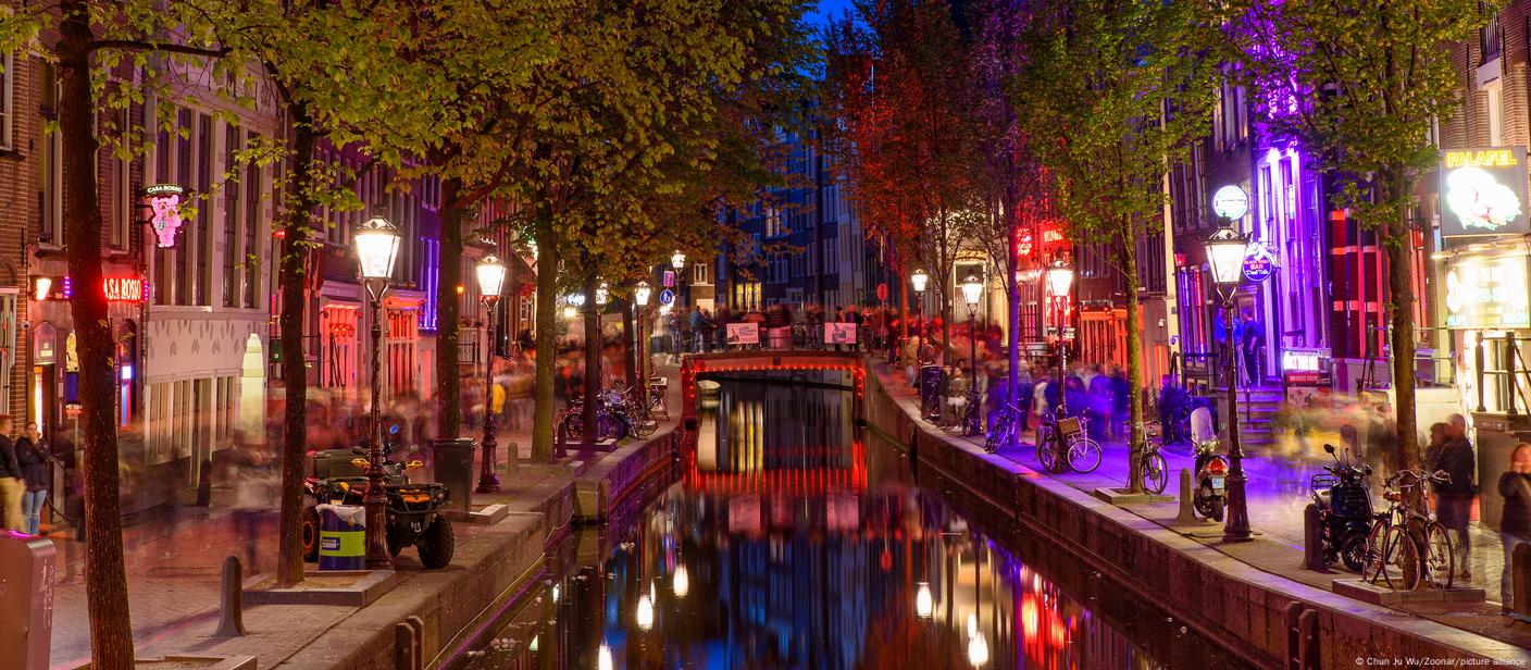 Amsterdam bans public cannabis smoking in red-light district – DW –  02/10/2023