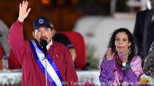 ARCHIV - 10.01.2022, Nicaragua, Managua: Daniel Ortega (l), Präsident von Nicaragua, und seine Frau Rosario Murillo, Vizepräsidentin von Nicaragua, nehmen an der Vereidigungszeremonie für eine neue Amtszeit teil. In einer Anfang Februar 2023 im Fernsehen ausgestrahlten Ansprache sagte der Staatschef, er wolle seine Ehefrau zur Co-Präsidentin ernennen lassen. (zu dpa «Nicaraguas Staatschef Ortega will Ehefrau zu Co-Präsidentin machen») Foto: +++ dpa-Bildfunk +++
