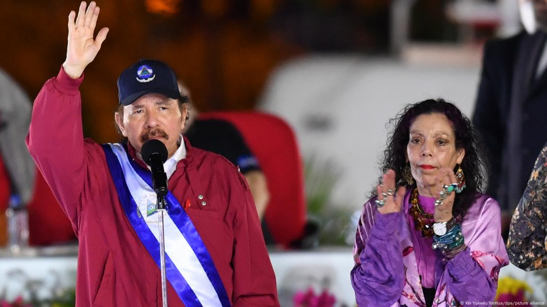 Ortega com a faixa presidencial ao lado de Rosario Murillo