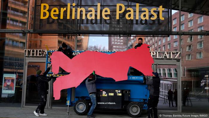 Un grupo de trabajadores instala en el frontis del Berlinale Palast el icónico oso rojo que simboliza la Berlinale. El festival de cine más importante de Alemania, que se celebra en su capital, está preparando sus galas para recibir a sus invitados en la 73. versión de esta fiesta de ls mejores exponentes del séptimo arte.
