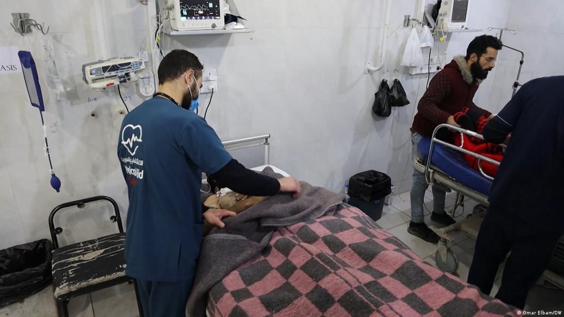 İdlib'deki bir hastanede tedavi edilen yaralı depremzedeler 