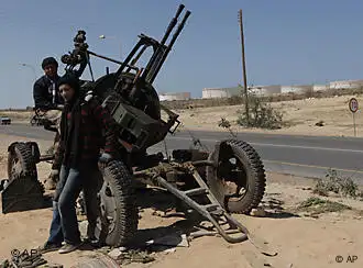 布雷加的利比亚叛军用高射机枪打飞机
