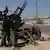 Aufständische mit Waffen haben sich in der Nähe der libyschen Stadt Brega postiert (Foto: AP)