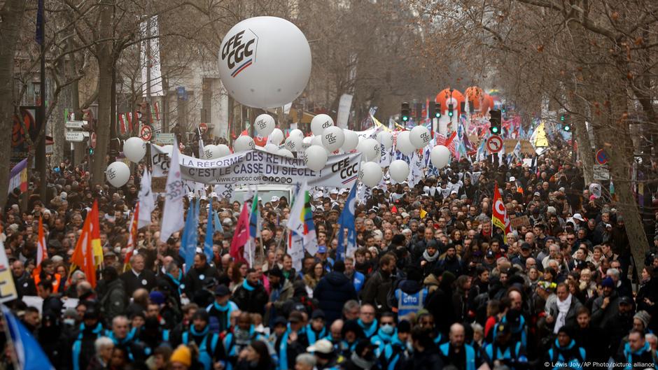 france-air-traffic-controllers-join-pension-reform-protest-dw-02